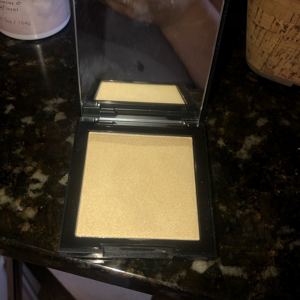 Morphe LIT highlighter